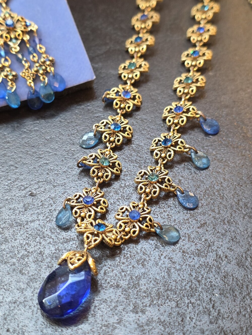Vintage Avon Blue Briolette Demi-Parure Necklace & Clip-On Earrings Set - Picture 8 of 13